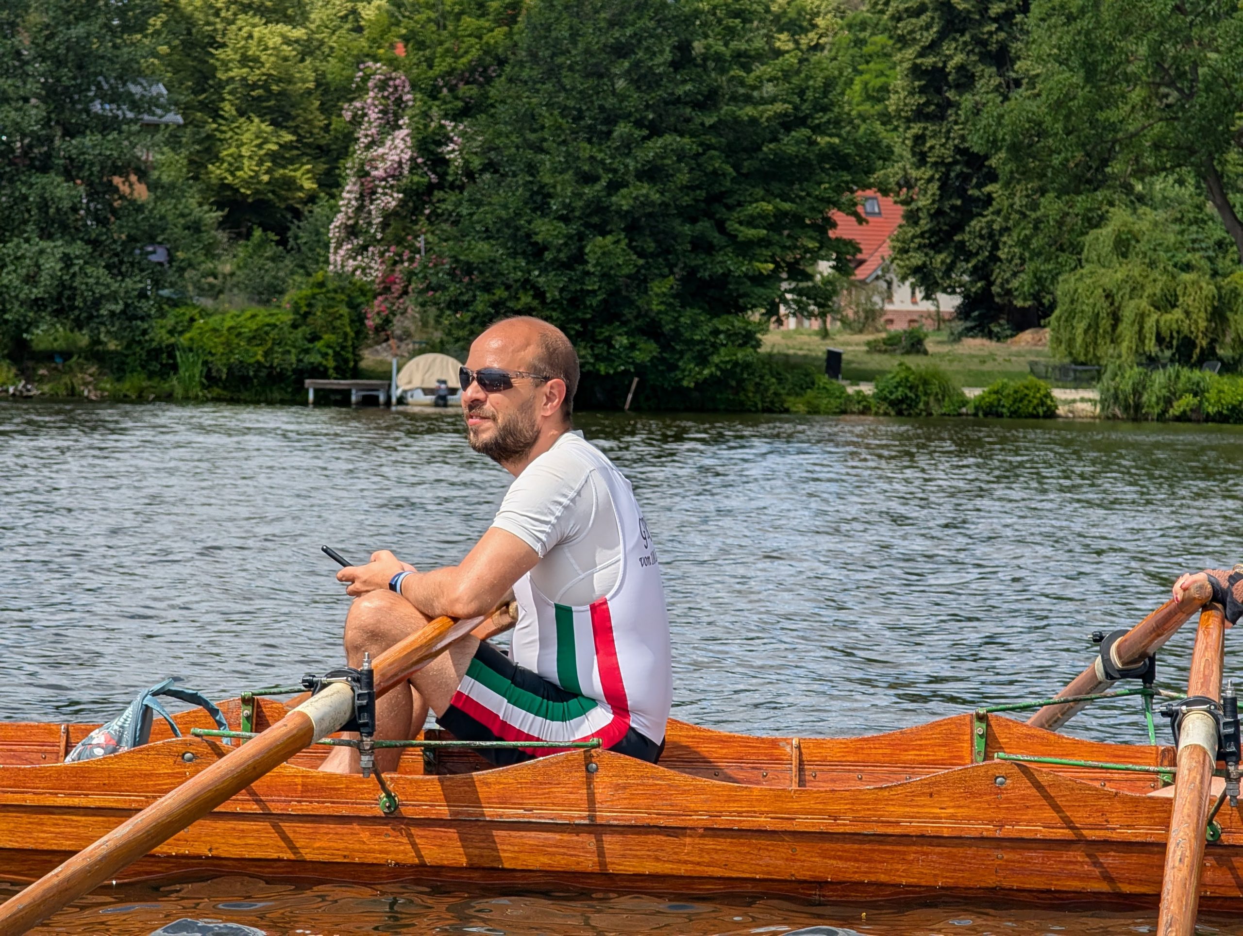 Der Bildausschnitt zeigt eine Person im Gig-Vierer