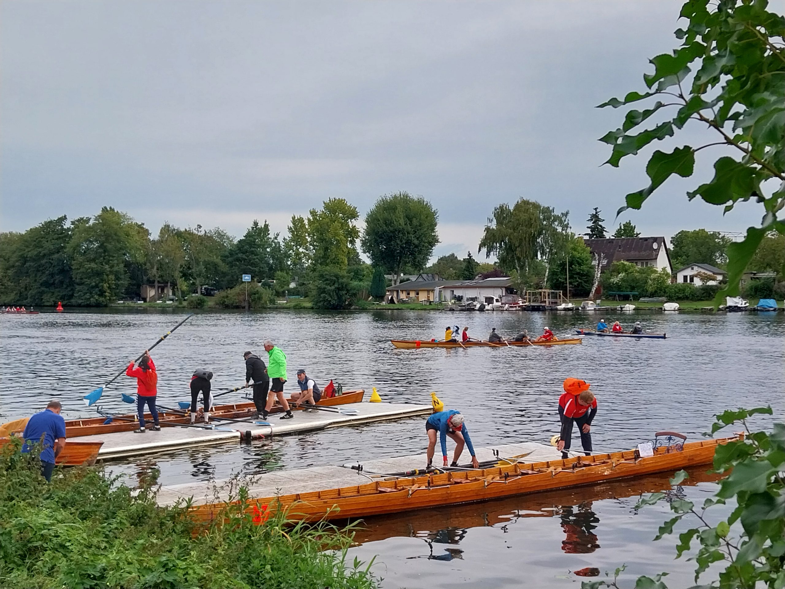 Zwei Gig-Vierer werden an Behelfsstegen ins Wasser gelassen