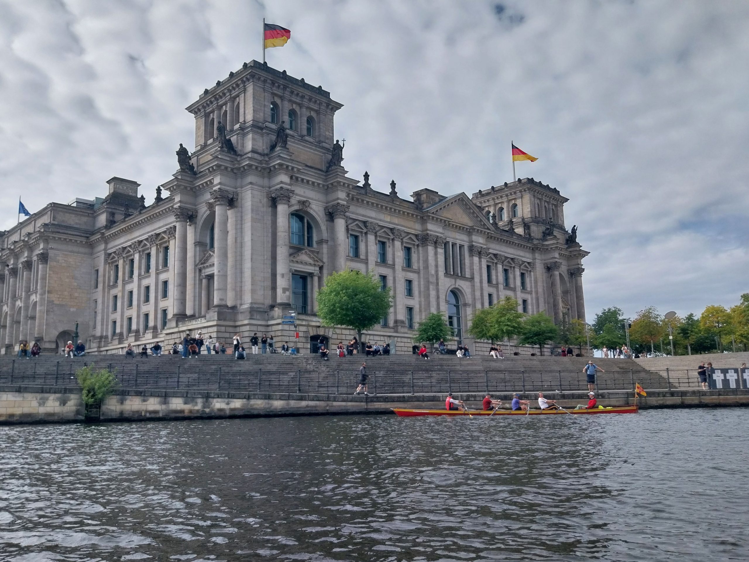 Auf der Spree vor dem Reichstagsgebäude fährt ein Gig-Vierer