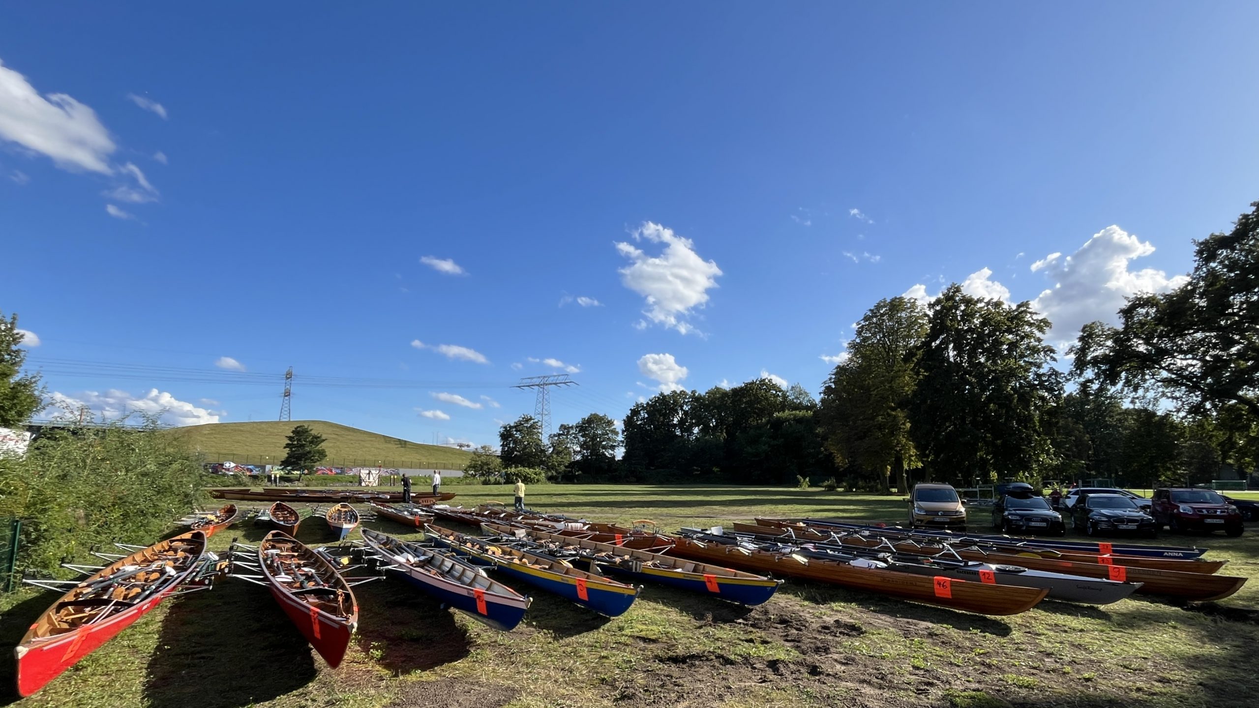 Mehrere Gig-Vierer liegen auf einer Wiese