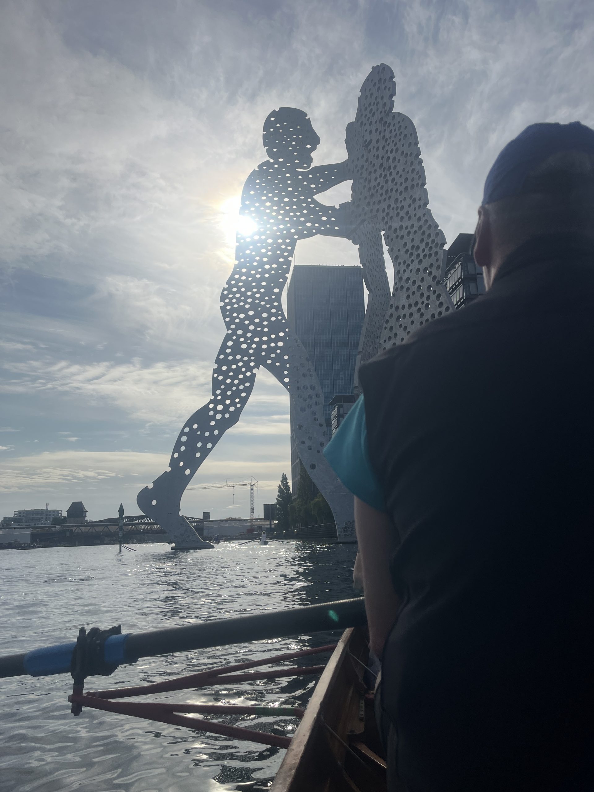 Im Hintergrund die Skulptur "Molecule Man", im Vordergrund einer Ruderer im Gig-Vierer
