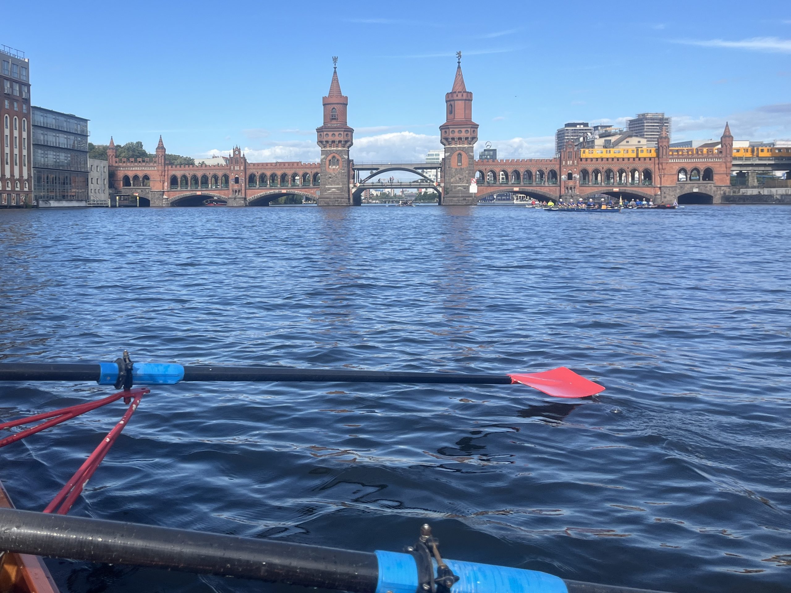 Eine U-Bahn überquert die Oberbaumbrücke, von der östlichen Spree aus fotografiert