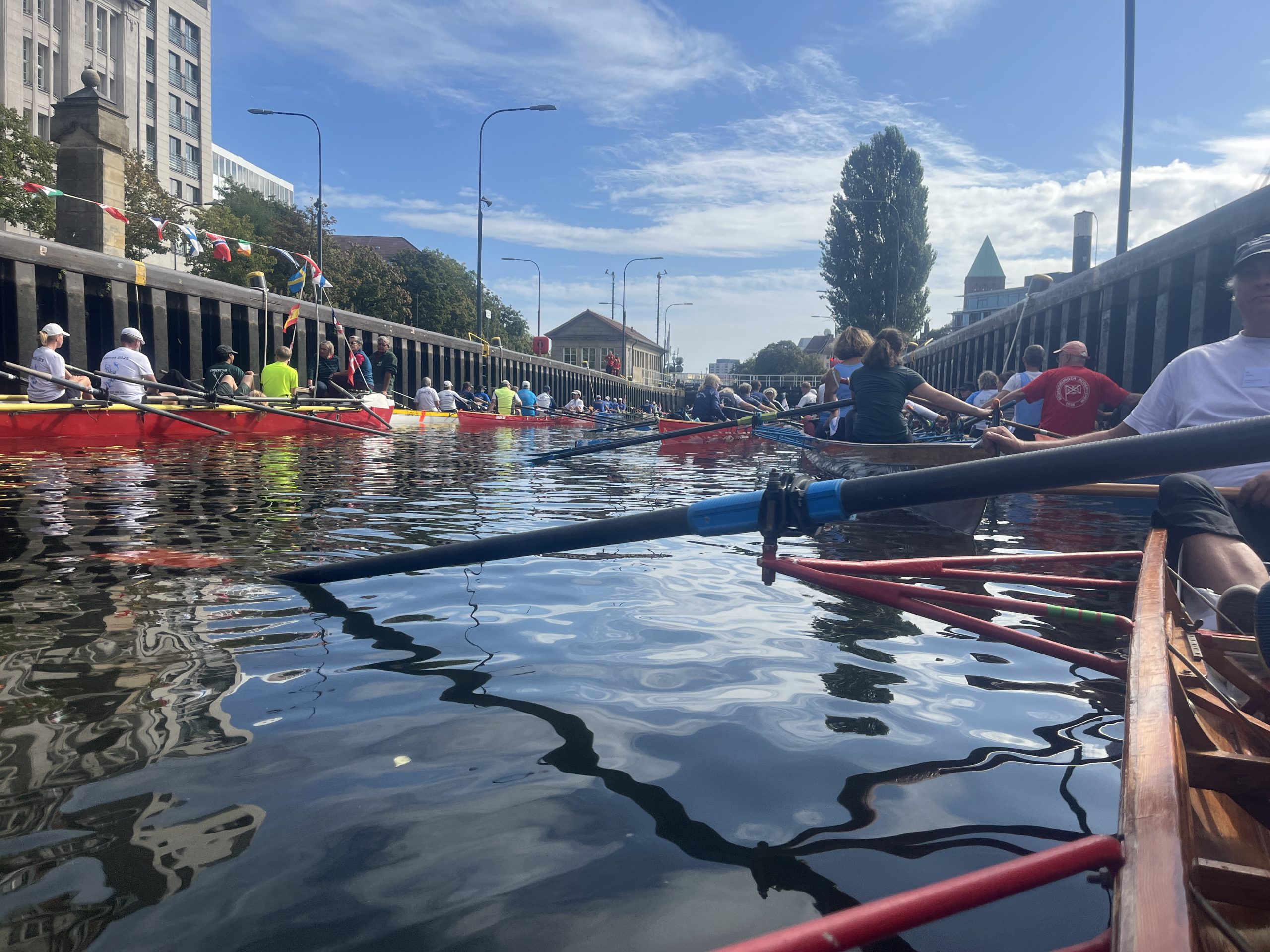 Mehrere Gig-Vierer in der Mühlendammschleuse