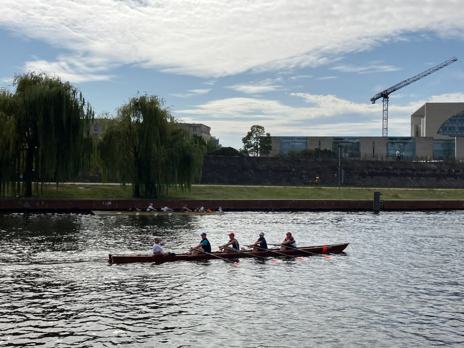 Zwei Gig-Vierer auf der Spree vor dem Bundeskanzleramt