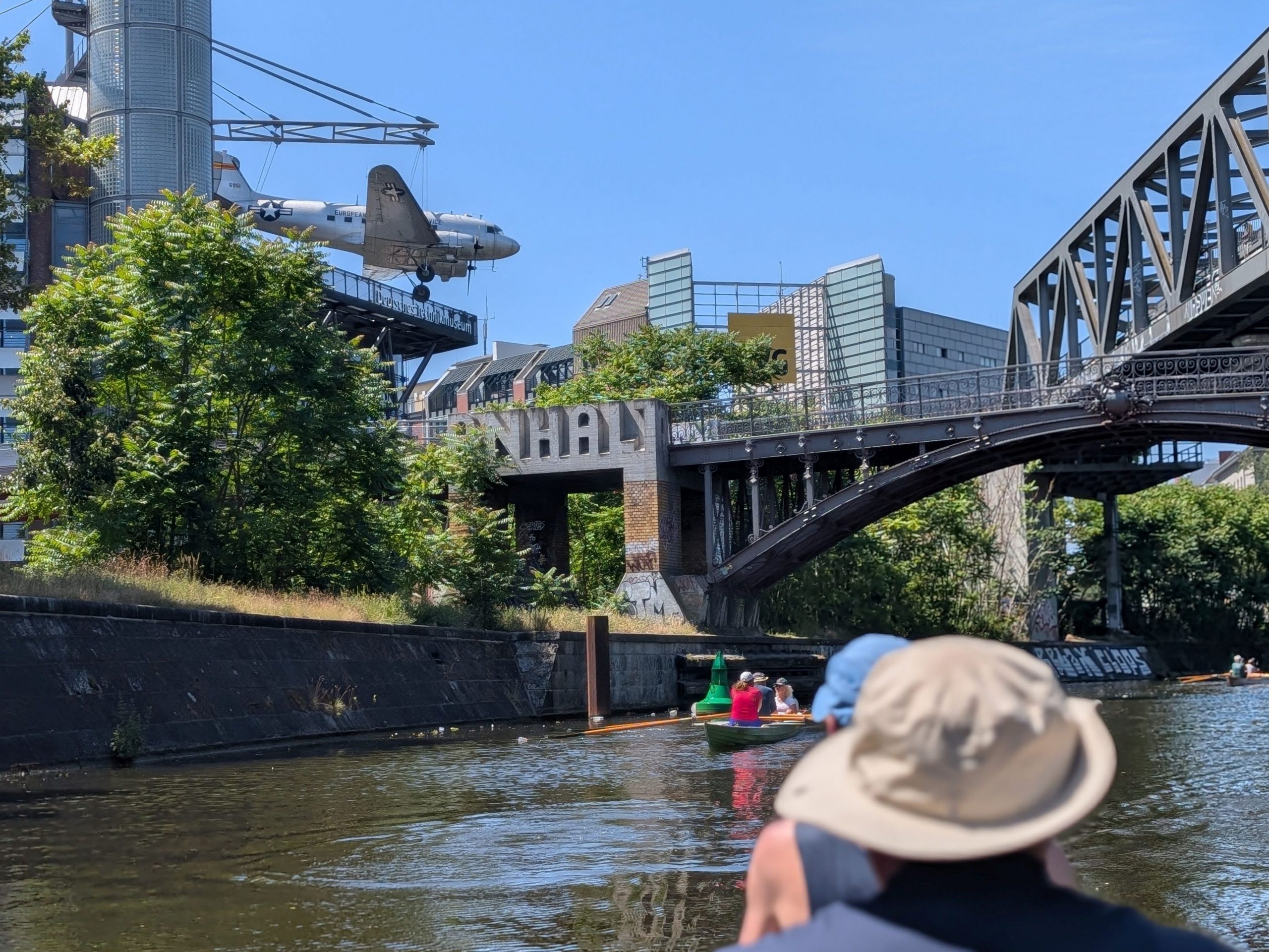 Im Hintergrund das Technikmuseum Berlin mit dem "Rosinenbomber", im Vordergrund der Landwehrkanal mit Ruderbooten