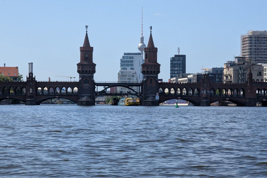 Die Oberbaumbrücke von Osten aus gesehen, im Hintergrund der Berliner Fernsehturm