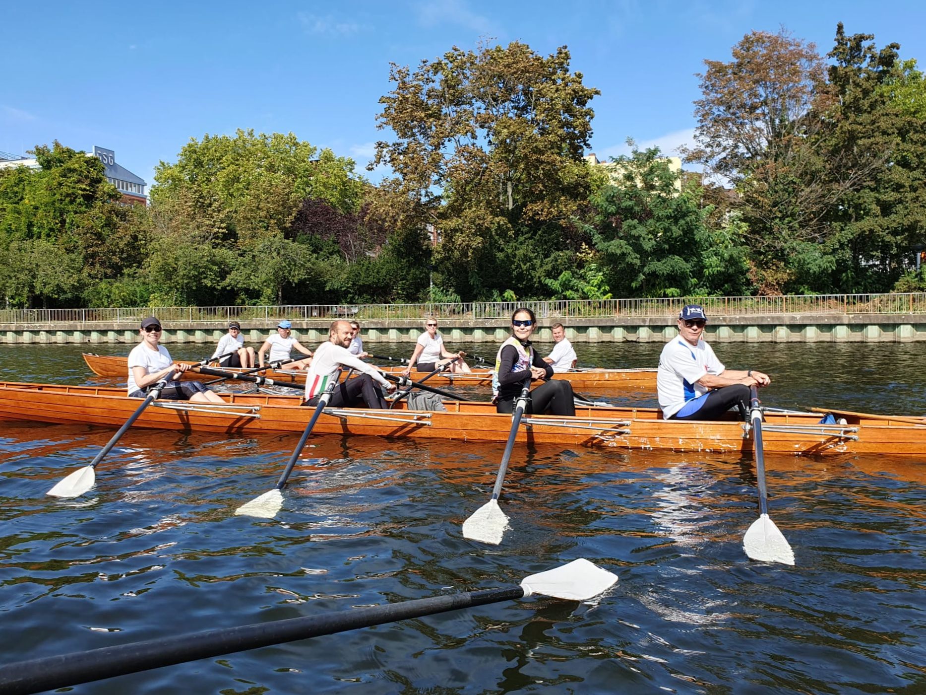 Zwei Gig-Vierer in einem Kanal
