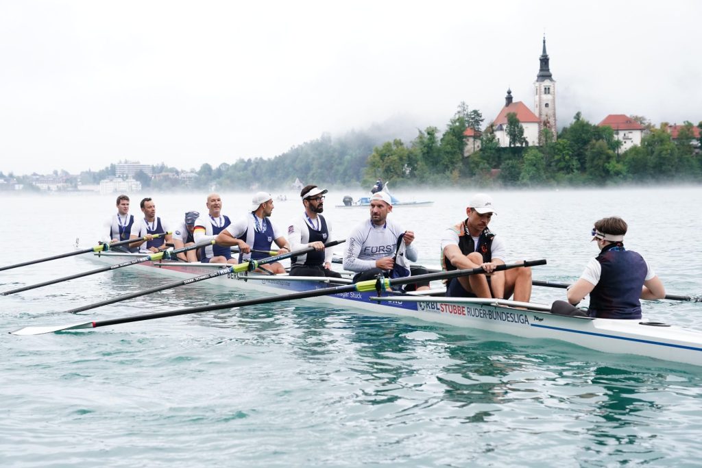 Ruderer im Riemenachter bereiten sich auf den Start vor