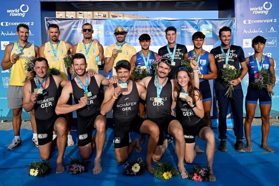 Die drei siegreichen Teams posieren mit ihren Medaillen, im Vordergrund hockt das deutsche Team